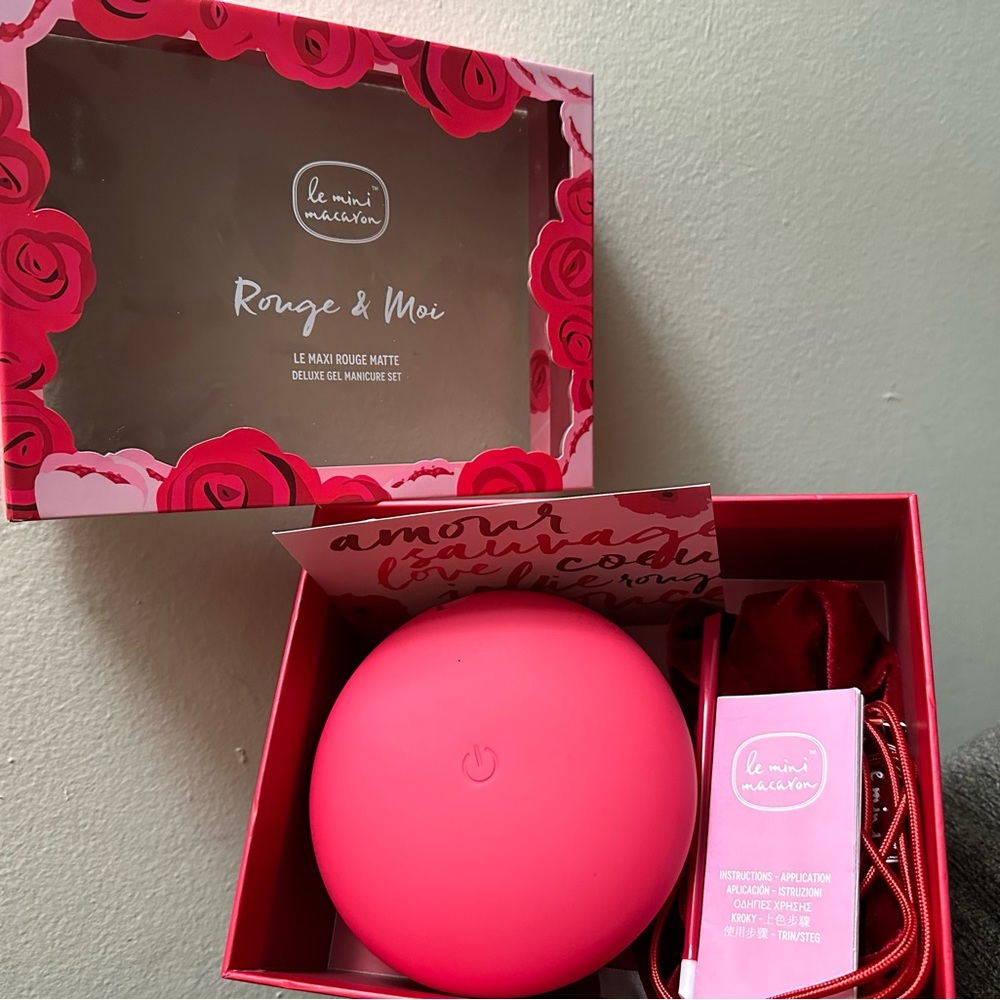 Le Maxi “Rouge & Moi” deluxe gel manicure set Le Mini Macaron